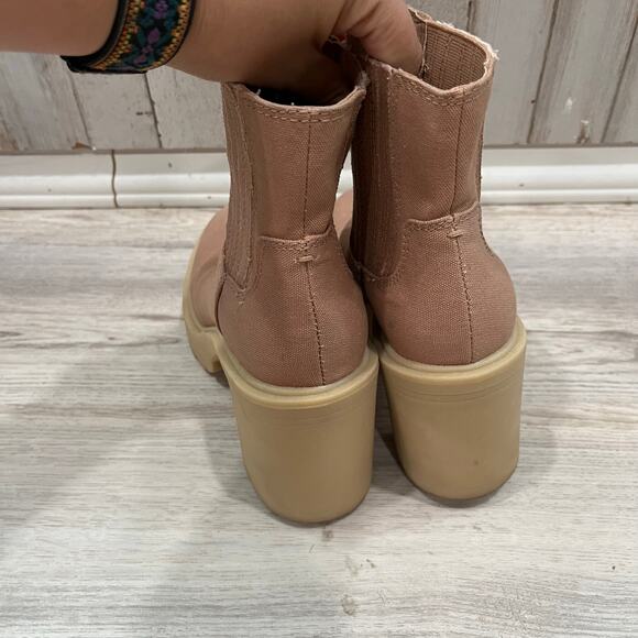 Dolce Vita Caster Cafe Canvas Chelsea Ankle Boot Lug Sole Size 6.5 Beige - Picture 4 of 8